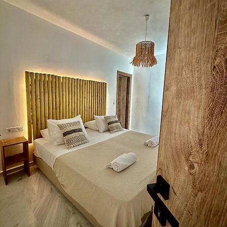 Athina Rooms - Lounge Apartments Páros Eksteriør billede