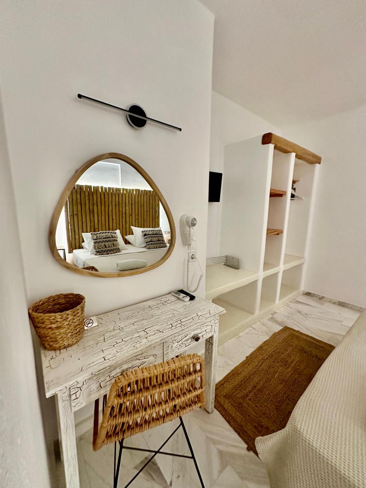 Athina Rooms - Lounge Apartments Páros Eksteriør billede