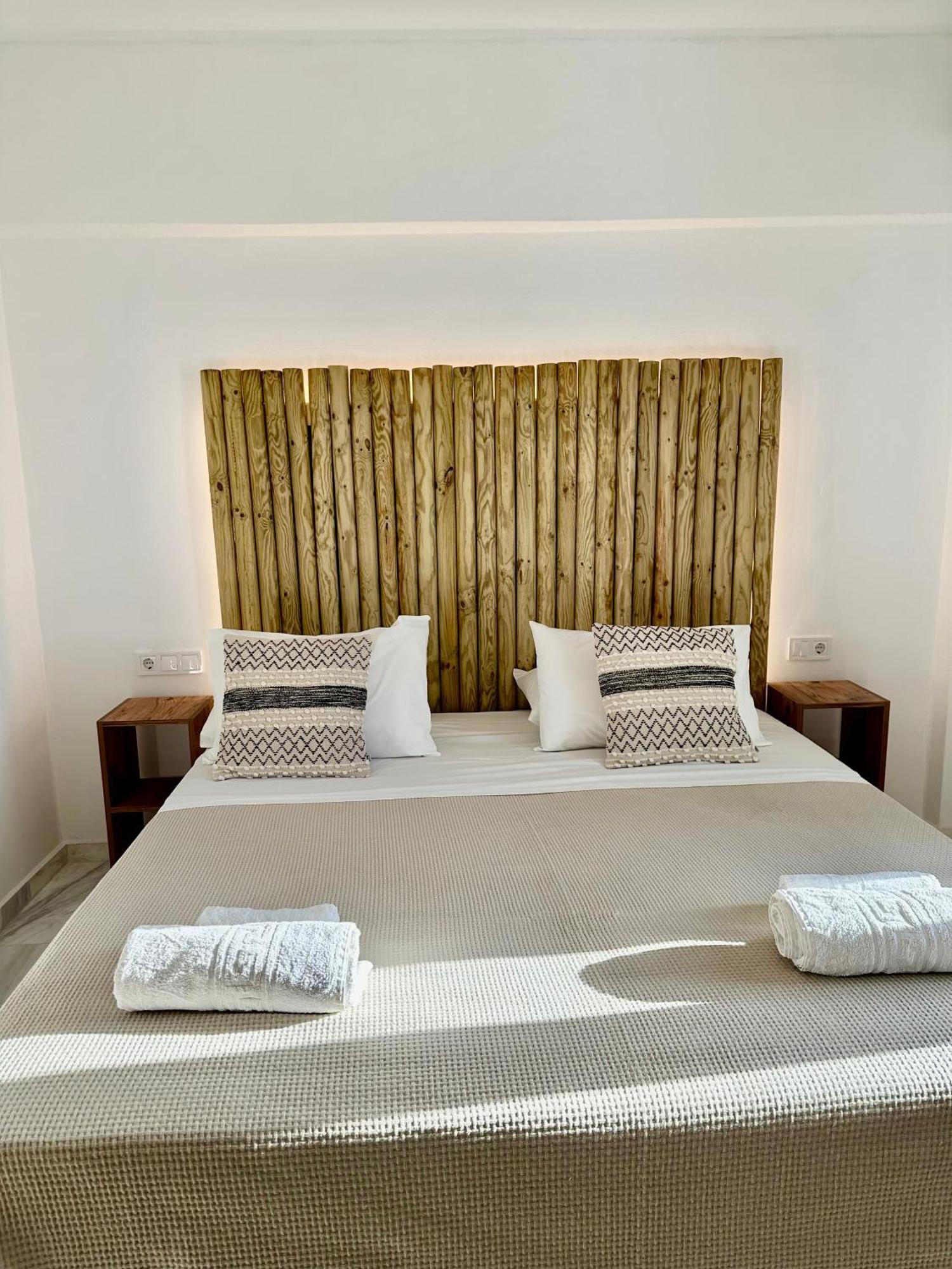 Athina Rooms - Lounge Apartments Páros Eksteriør billede