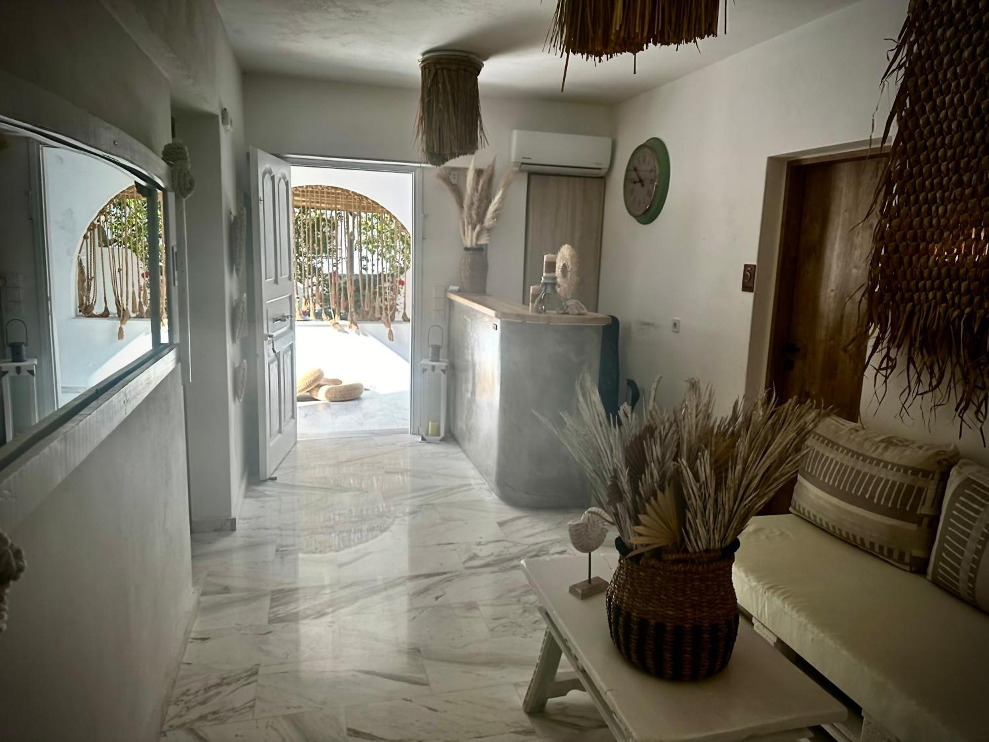 Athina Rooms - Lounge Apartments Páros Eksteriør billede